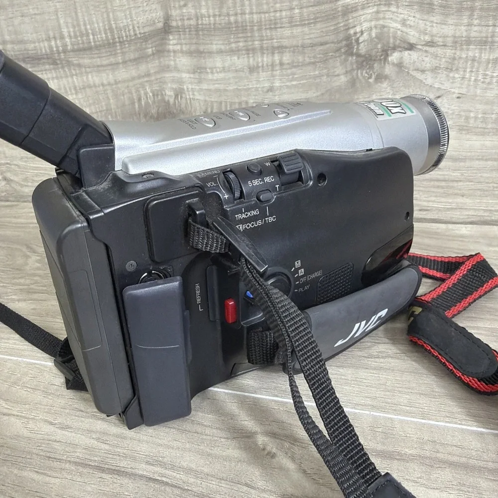 JVC GR-SXM37U S-VHS Camcorder 25x Optical 1000x Digital Zoom Untested